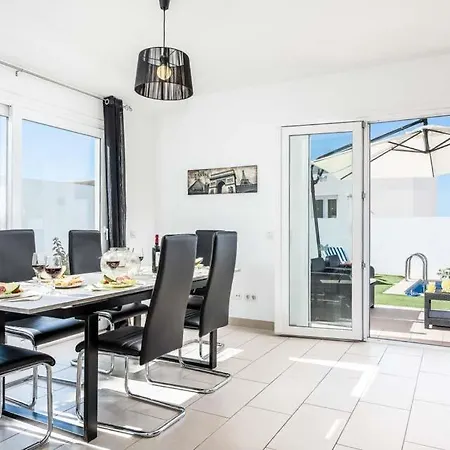 Villa Playa De Fanabe Sleeps 8 With Pool Air Con And Wifi