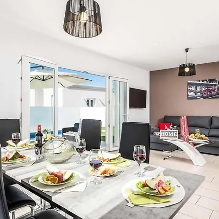 Playa De Fanabe Sleeps 8 With Pool Air Con And Wifi Vila *